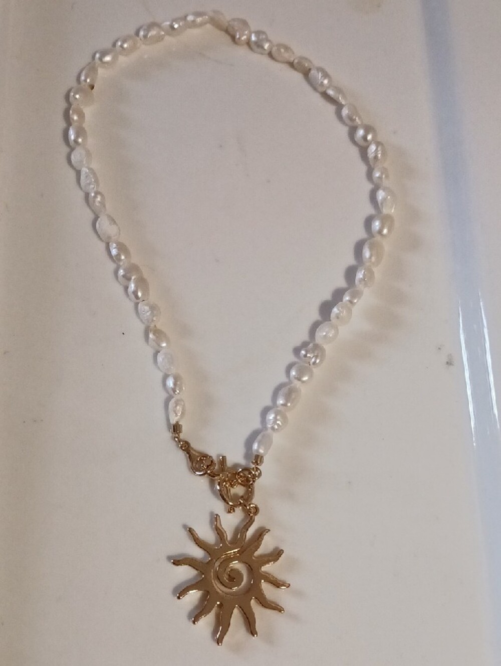 Gorgeous! ⚜️Goldtone🌞 Sun Pearl Pendant Necklace - White Faux Freshwater Pearls - Picture 4 of 7